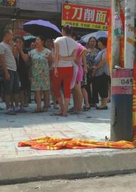 事發現場，路邊路燈桿上掛著插電板。