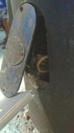 事發現場，路邊路燈桿的電器門鉚固點已經損壞。